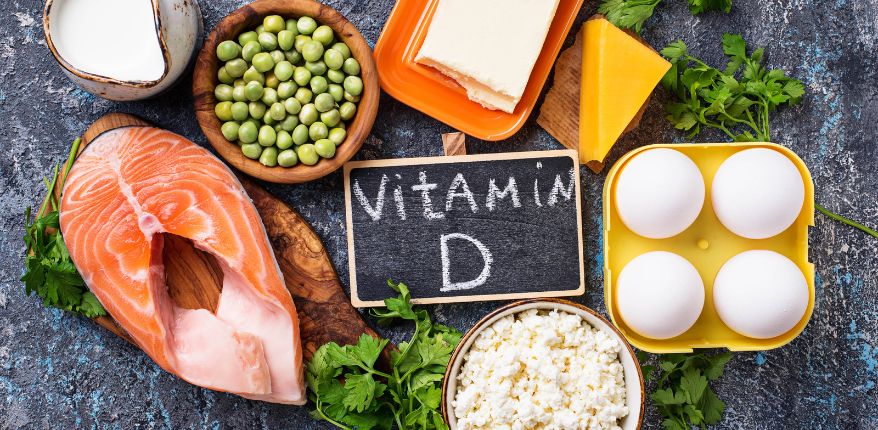 Vücudumuzdaki D vitamininin bir kısmı balık, süt, yumurta ve çeşitli sebzeler gibi doğal besin zinciri ile alınabilse de büyük oranda güneş yardımı ile alınabilir.
